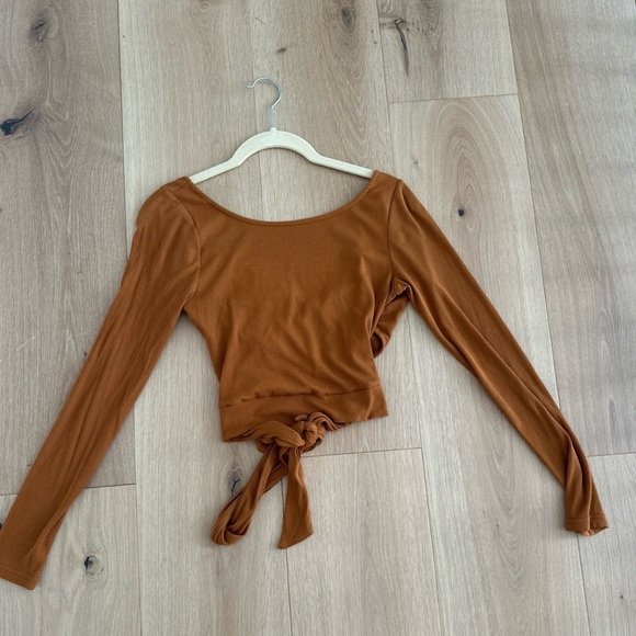 Ivy & Leo Open Back Long Sleeve Top - Picture 4 of 7